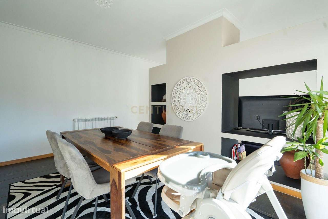 Moradia térrea T3+1 com linhas modernas,varandas,churrasco,jardim,gara-17