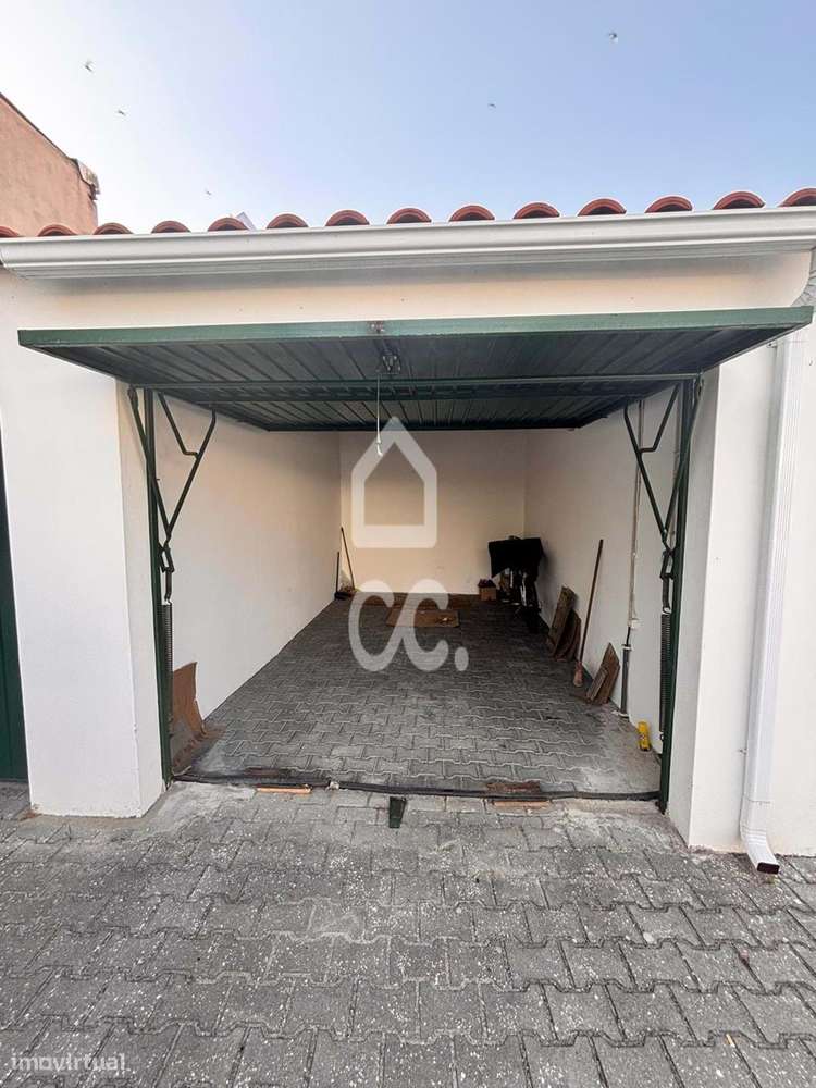 Apartamento T2, com arrecadação privativa no sotão e garagem individua-13