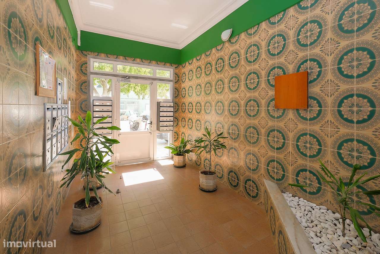 Apartamento T3  remodelado no Pragal-23
