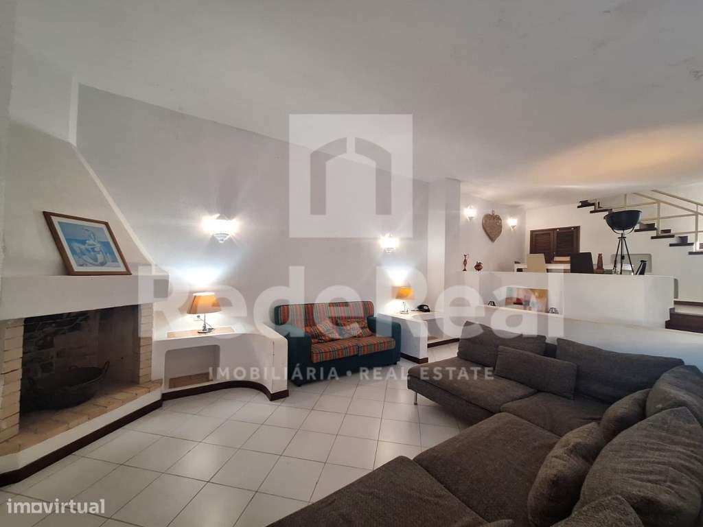 Moradia T3 + 1 com Boas Áreas em Lote de 300 m² - Centro de Albufeira-24