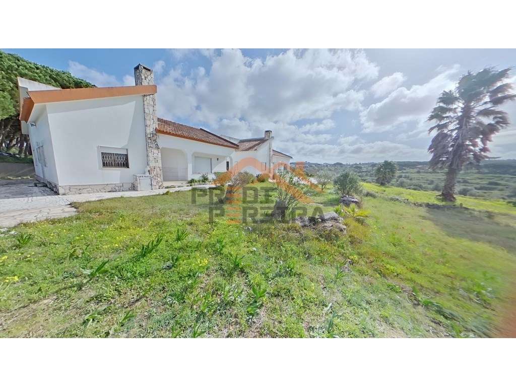 Situada em São João das Lampas, moradia T3 com terreno.-33