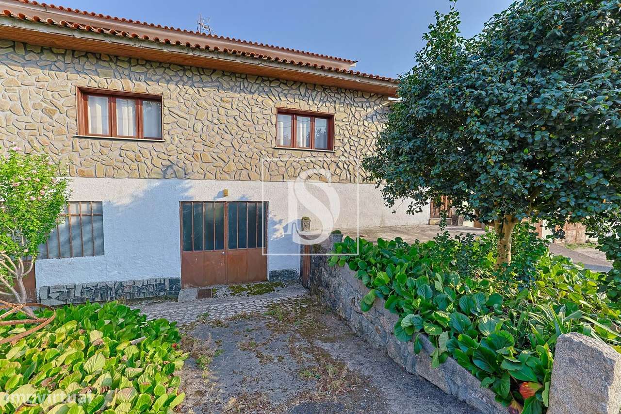 Moradia T4 c/ 376 m², jardim e riacho-30