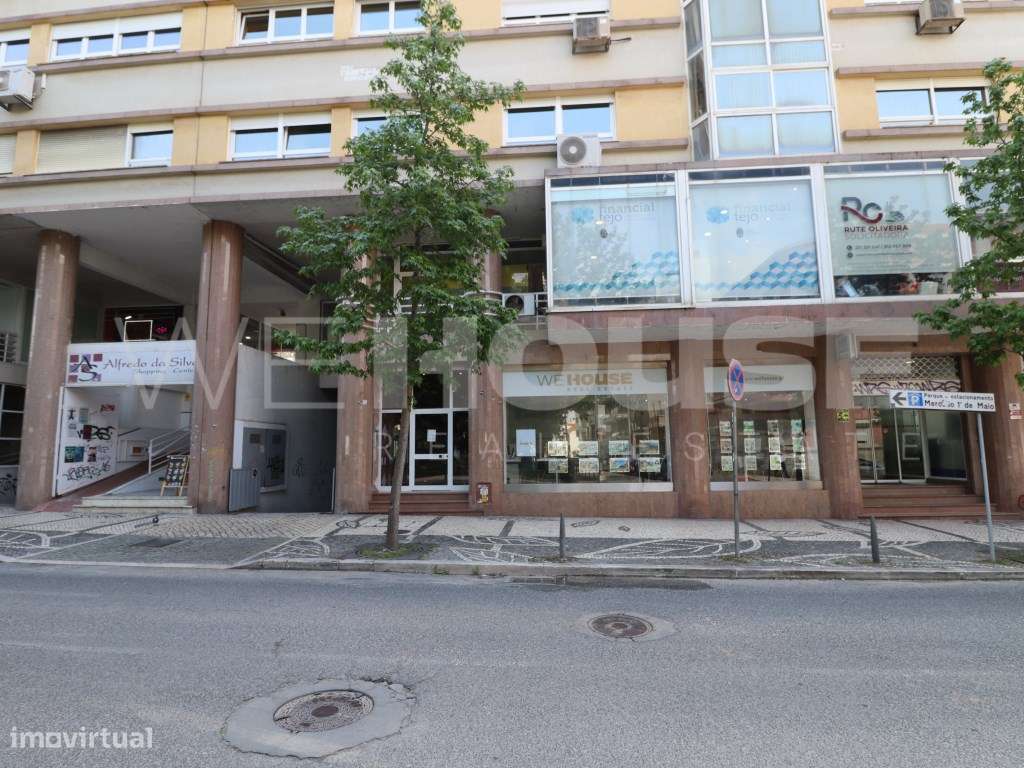 Prédio com 3 andares independentes no centro do Barreiro - frente a...-5