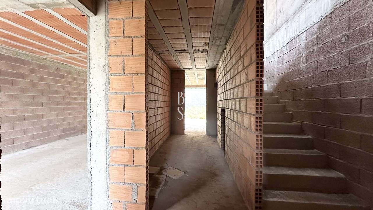 Moradia T3 em Estrutura com 3 Suítes em Lamaçães Braga-21