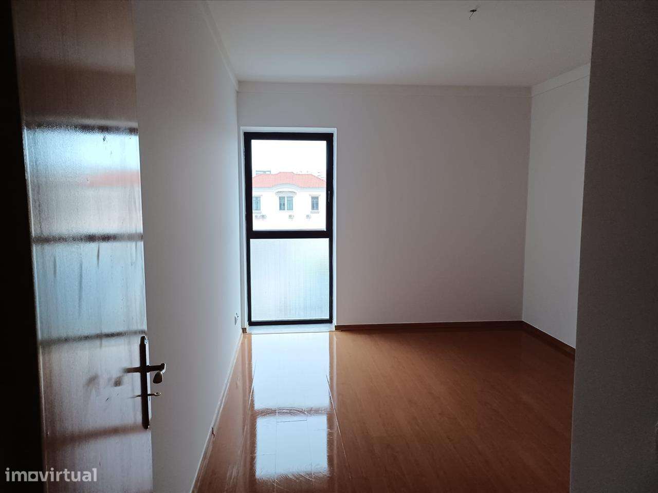 Apartamento T3 com Varanda, Arrecadação e Três Lugares de Parqueamento - Grande imagem: 5/7