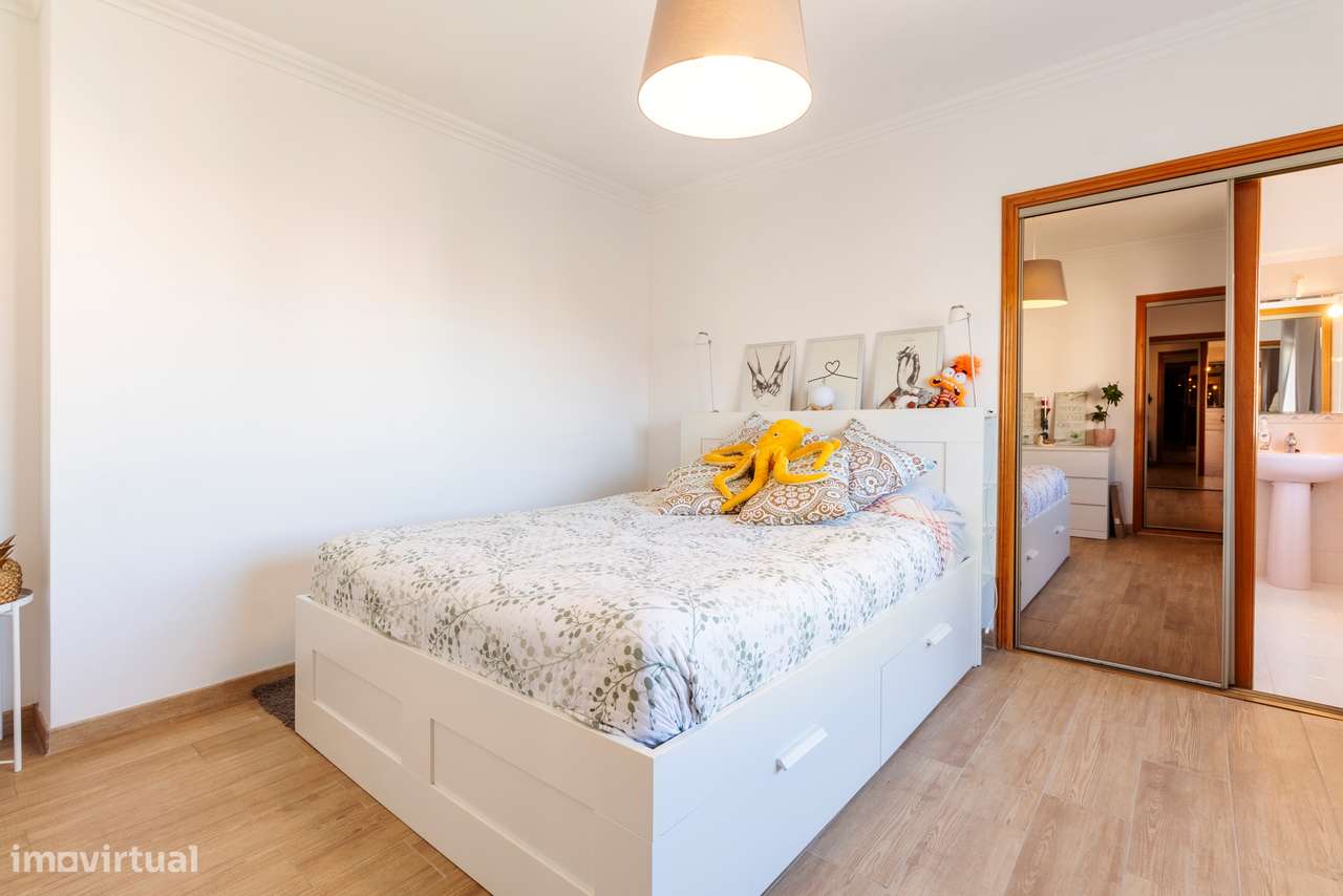 Apartamento T3 convertido em T2 c/ 2 Salas, Semi Remodelado em São Mar-28