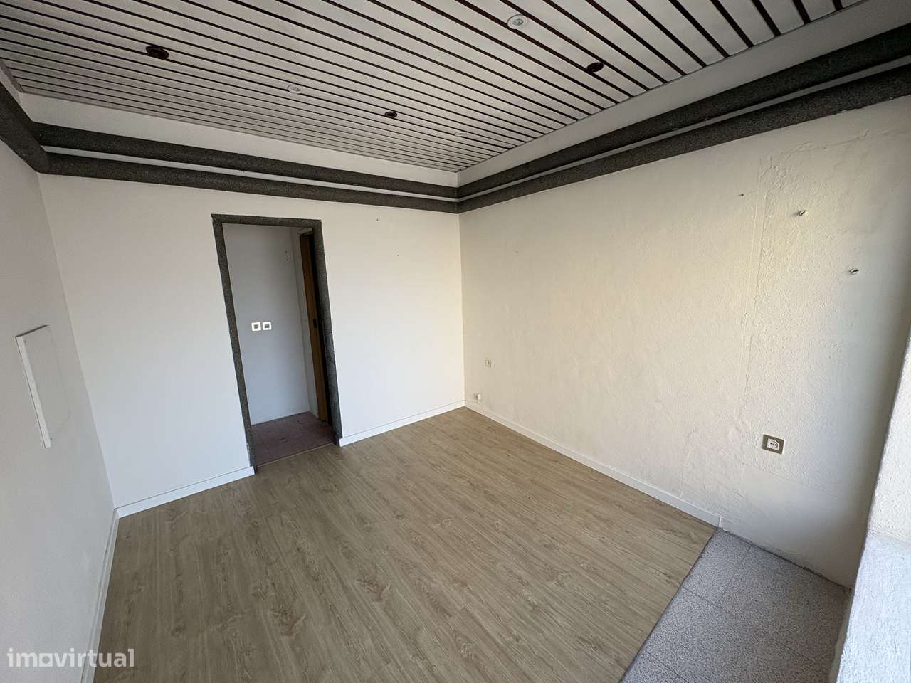 Espaço comercial com uma área total de 15,5 m2 no rés do chão - Grande imagem: 5/10