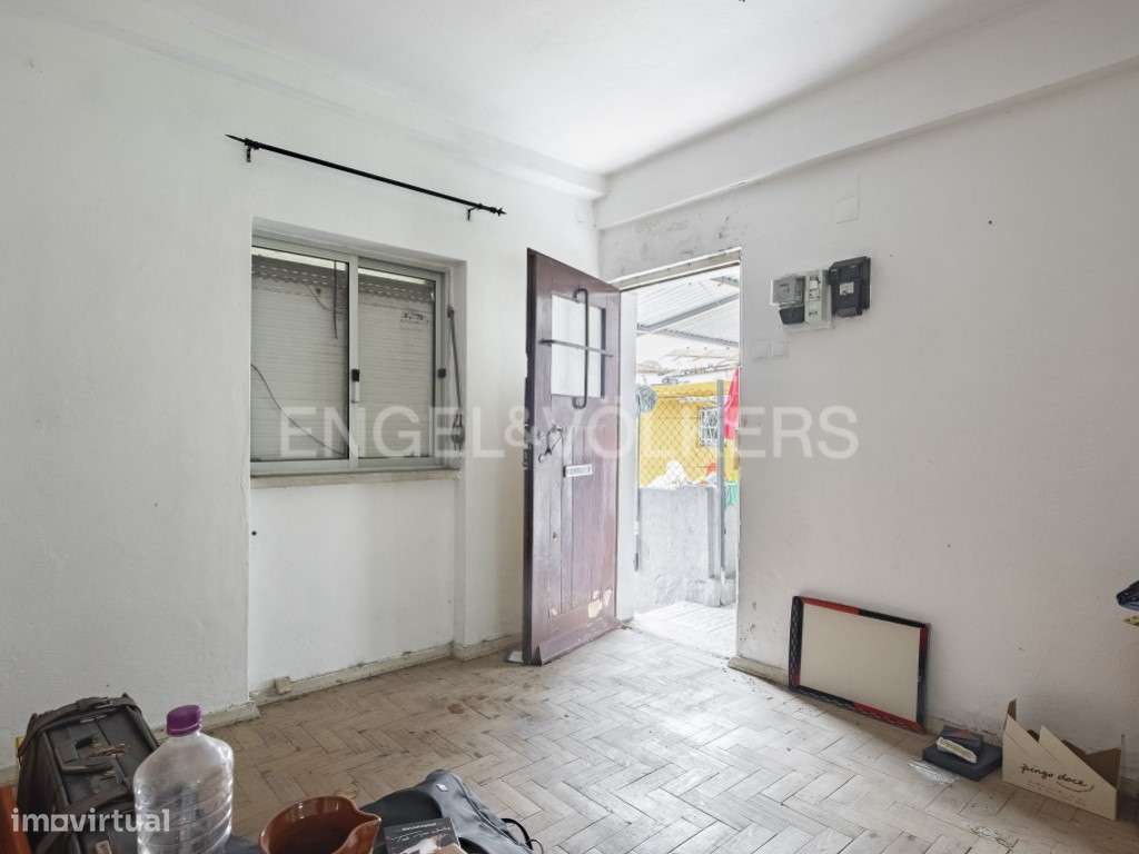 T2 com Logradouro para Remodelação Total - Grande imagem: 4/24