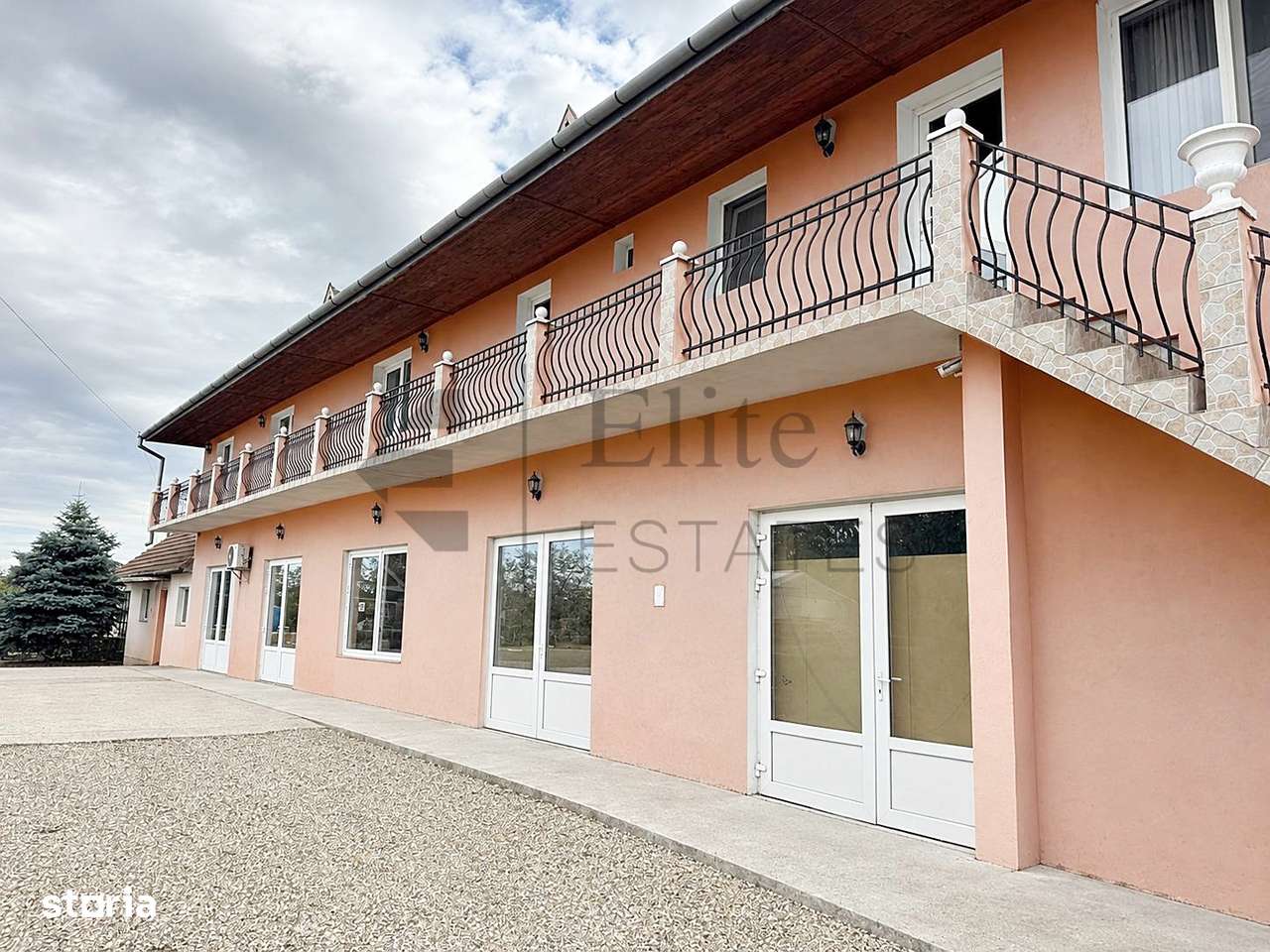 Spatiu comercial cu apartamente de vanzare In Nojorid-1