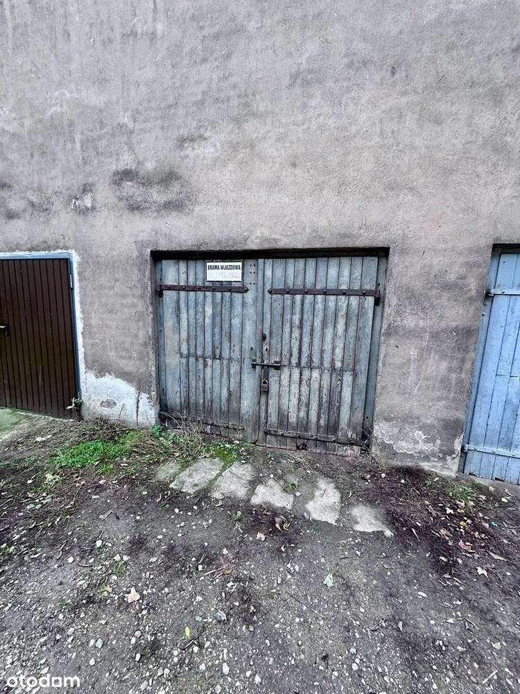 Garaż Murowany W Pobliżu Manufaktury