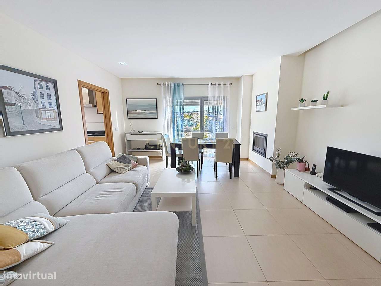 Apartamento T2 com varanda e garagem fechada na Nazaré.-0