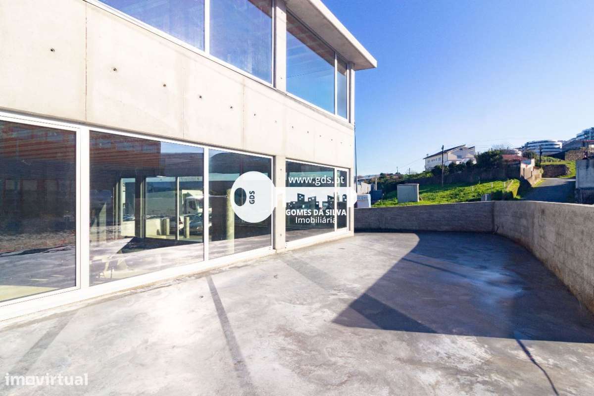 Pavilhão/ Armazém novo com 365m2 próximo da entrada da AE-6