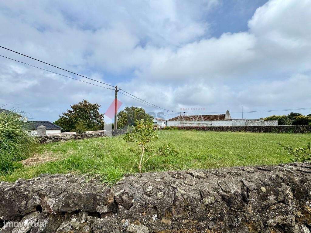 Terreno no Cabo da Praia - 1396 m2, perto do centro da Praia da Vitóri - Grande imagem: 3/9
