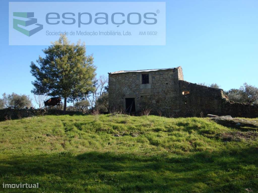 Quinta com construção rural a confinar com rio - Grande imagem: 2/41