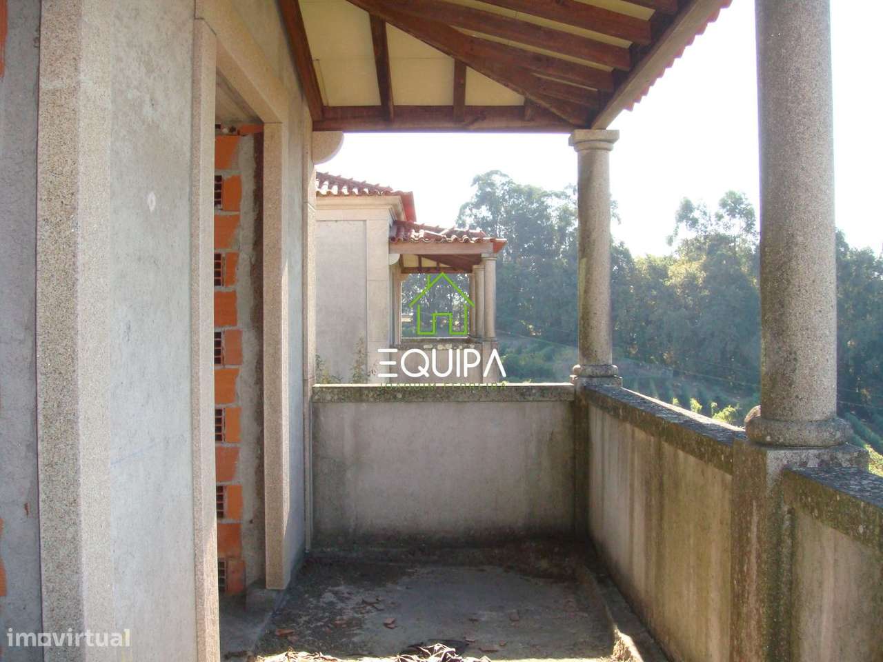 Terreno para construção (com moradia  T-5, construída em grosso), e-10