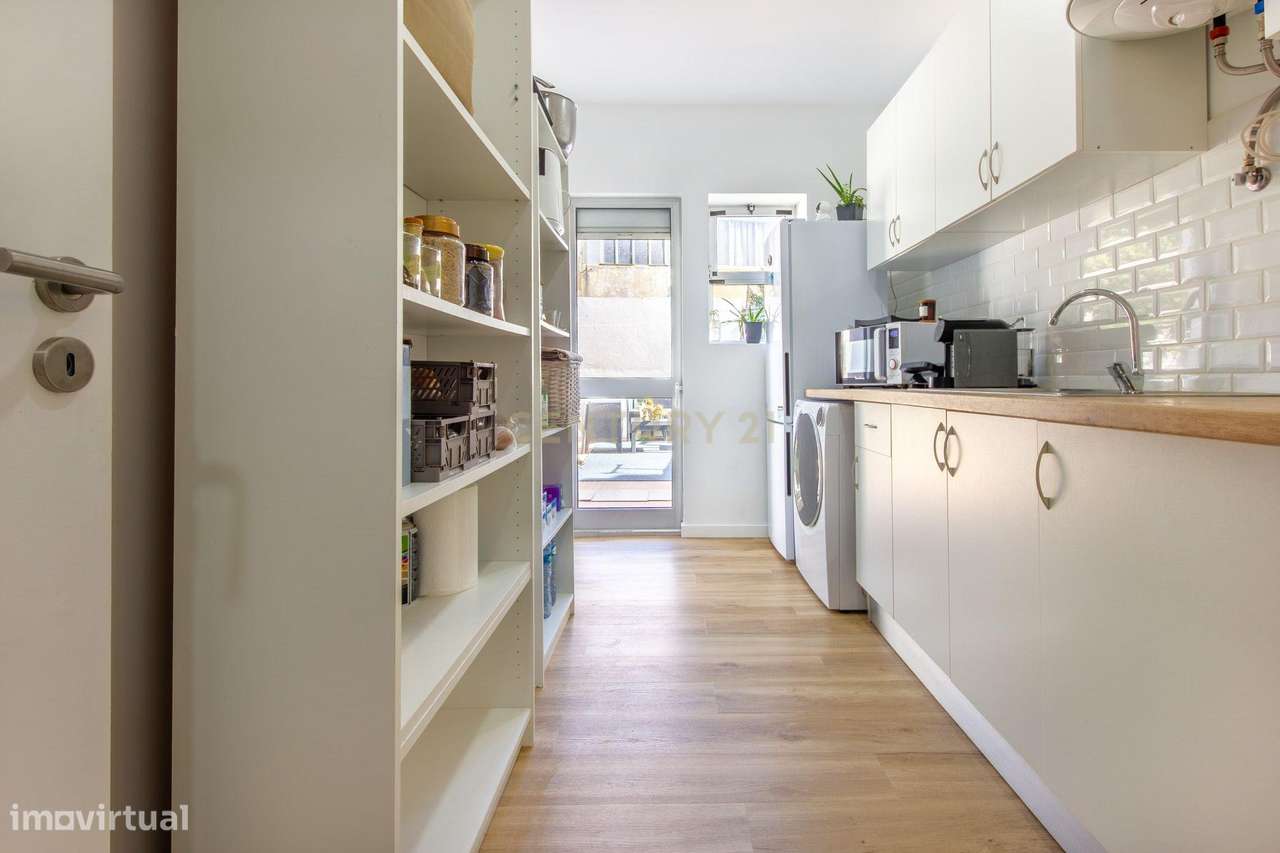 Apartamento renovado com logradouro de aproximadamente 30m2.-13