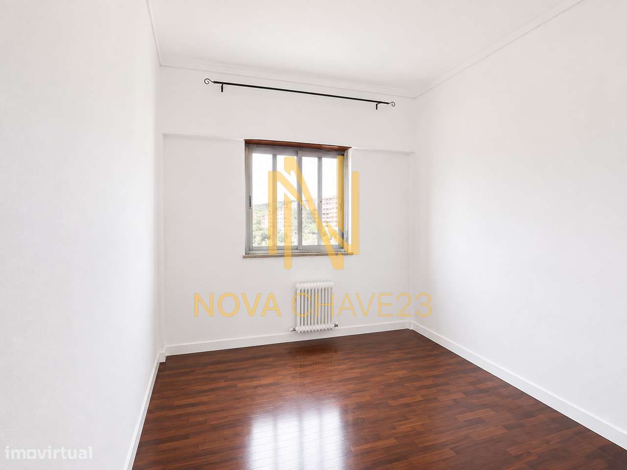 Apartamento T2 na Av. Bons Amigos | 9.º Andar | Varandas Fechadas-14