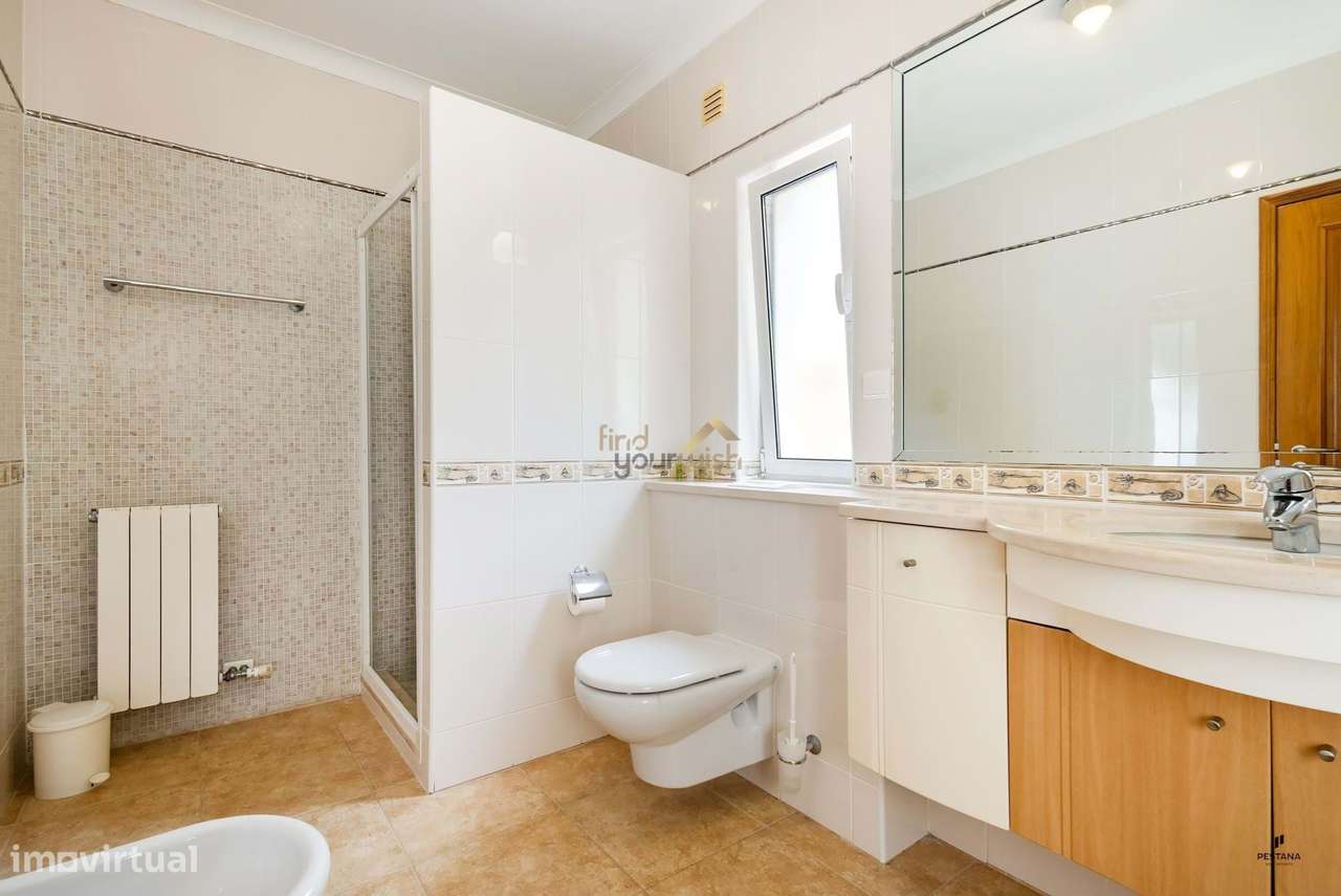 Moradia T4 com piscina, único piso,  com acesso direto ao exclusivo Ca-18