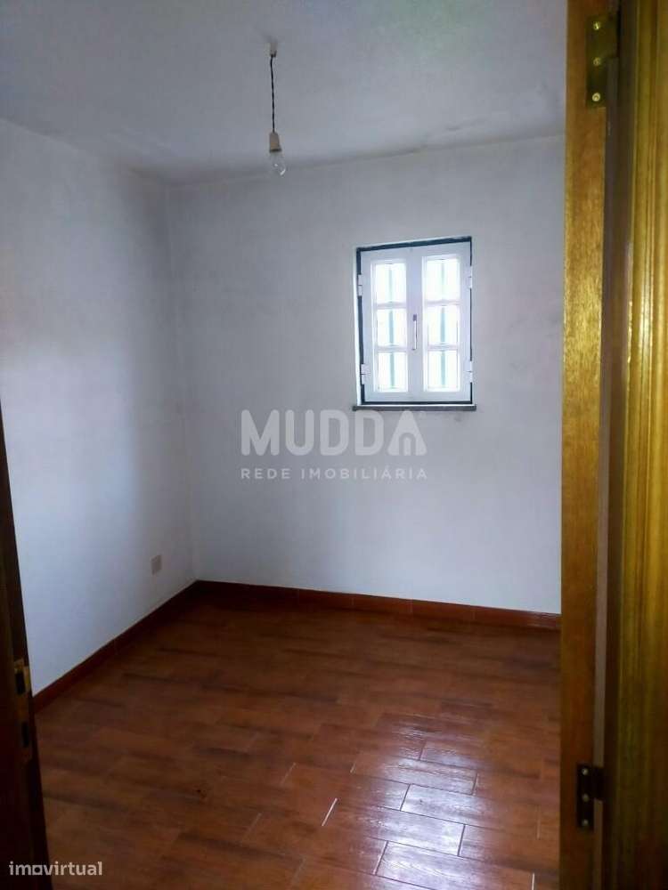 Duas moradias e uma garagem para venda em Gouveia-6