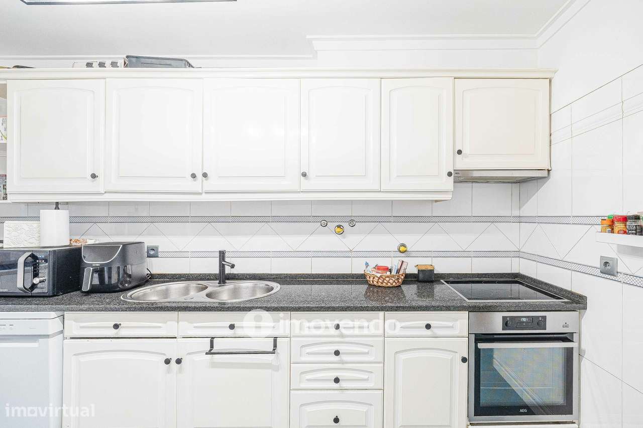 Apartamento T3, com estacionamento e arrecadação, na Ramada-7