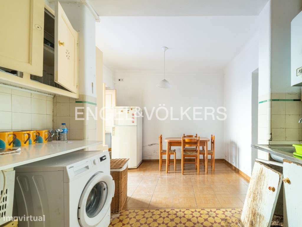Apartamento para remodelação com estacionamento no Areeiro-7