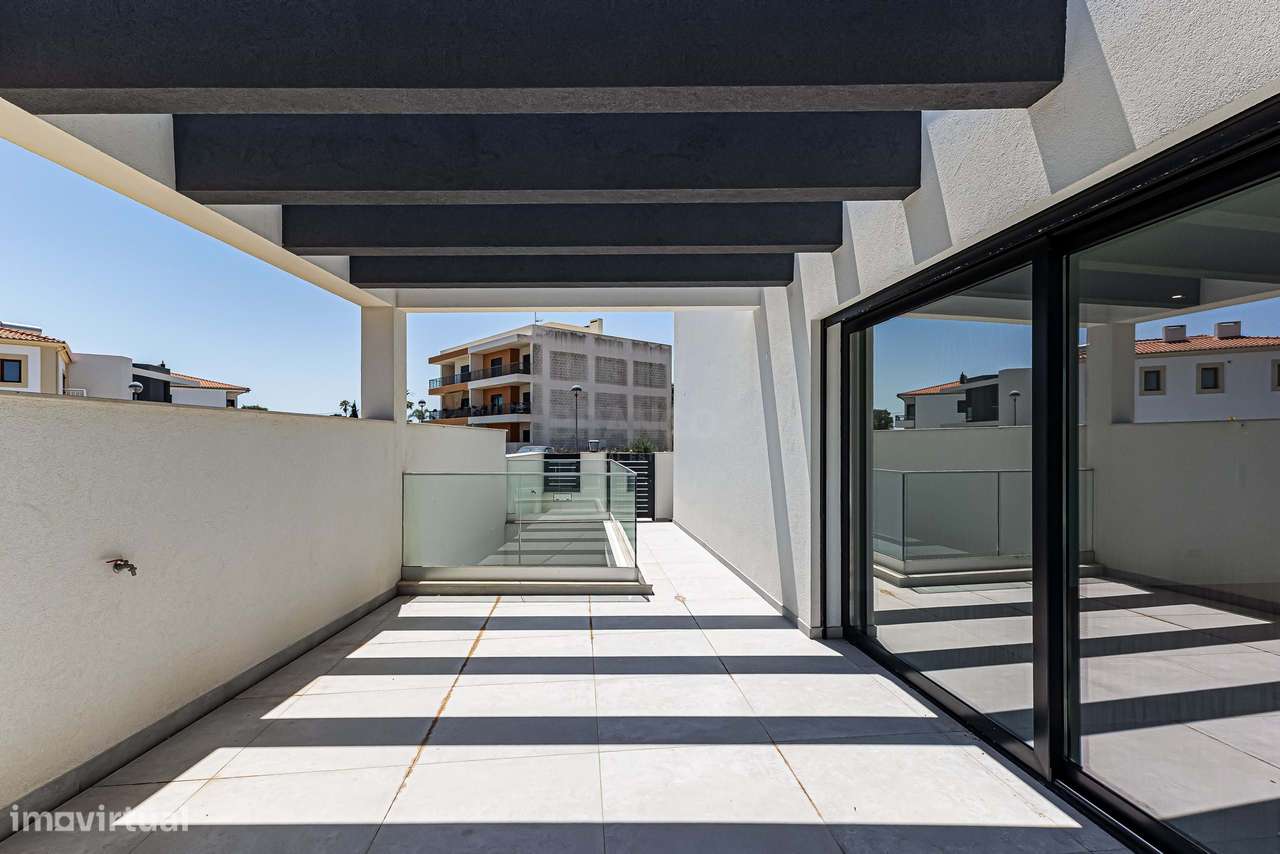 Moradia T3 com piscina e garagem - Mexilhoeira Grande-12