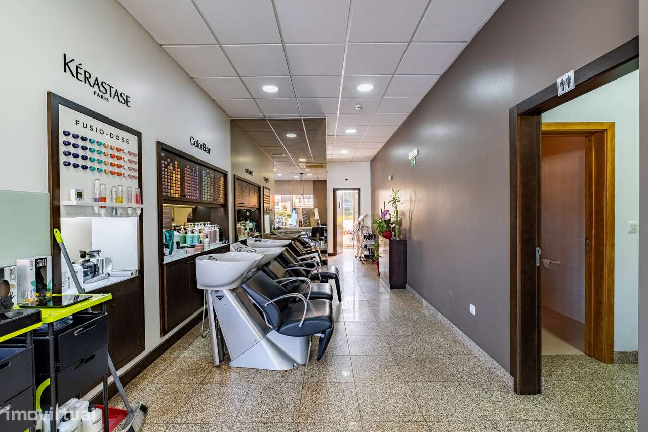 Loja com 158 m² no Centro do Candal – Montra Ampla - Grande imagem: 5/25