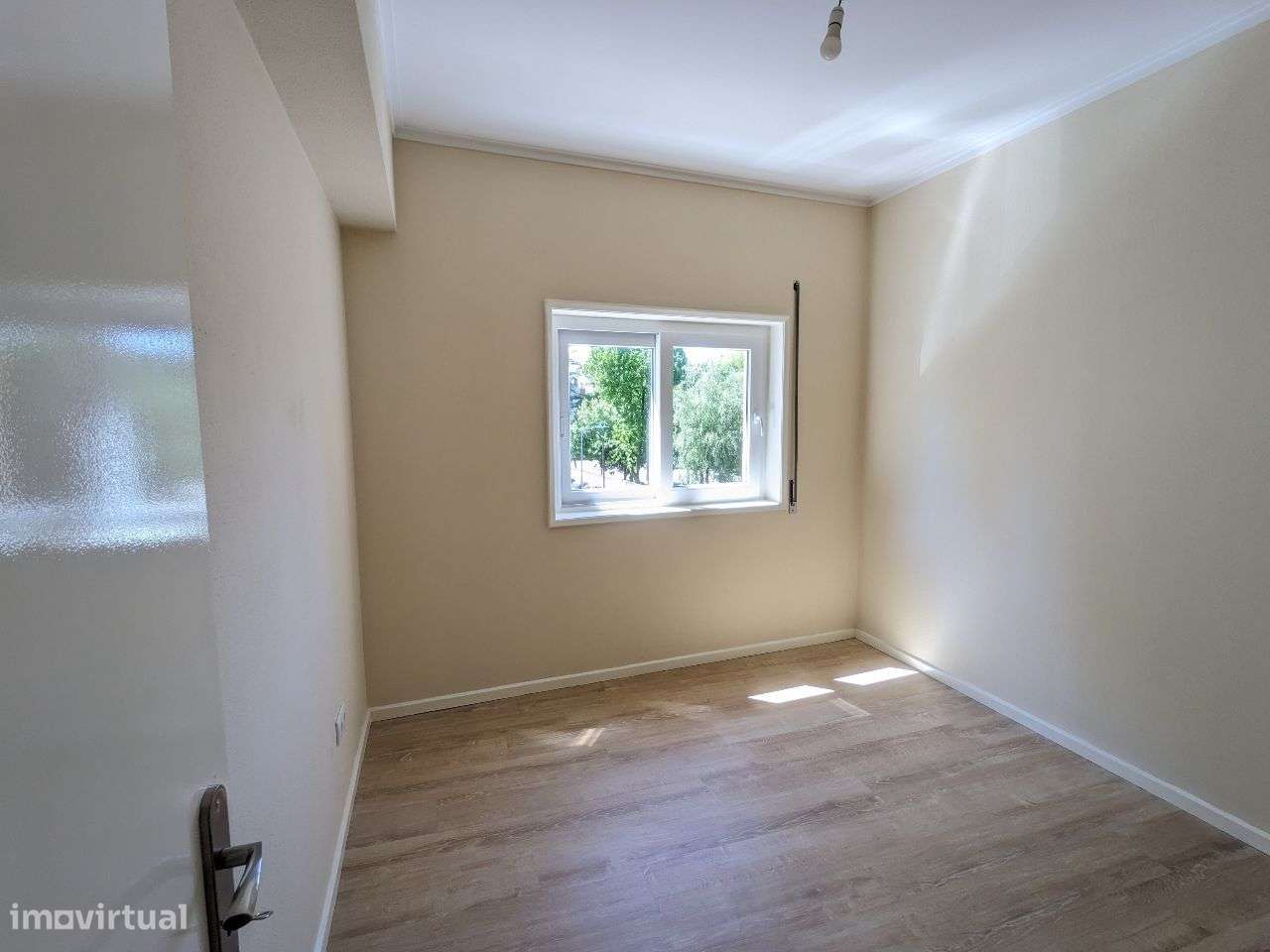 Apartamento para arrendar em rua Óscar da Silva - Grande imagem: 4/9