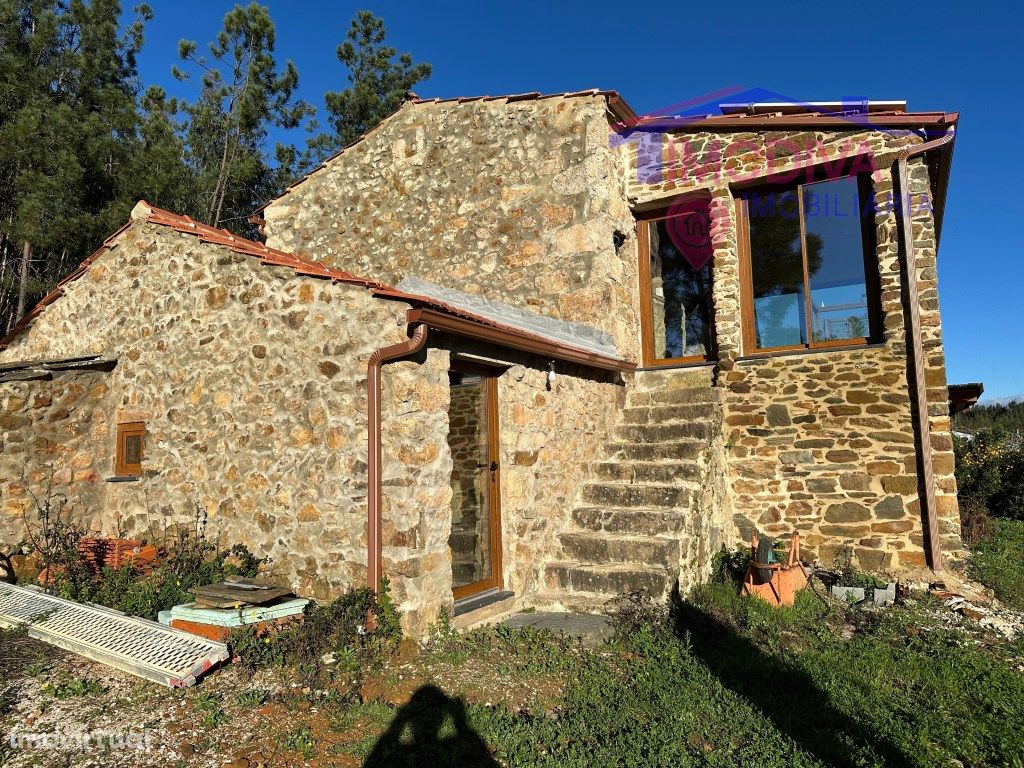 Moradia restaurada, com paredes em pedra, em Figueiró dos...