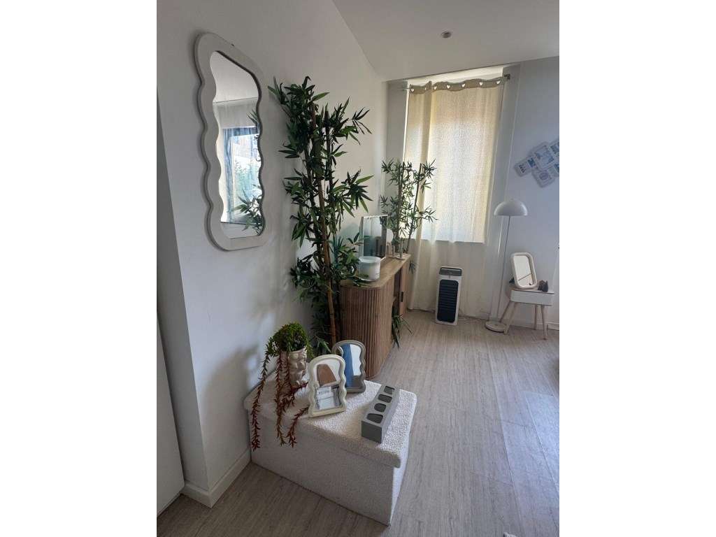 Conforto e Localização: T0 Pronto a Habitar Perto da Praia e Metro-7