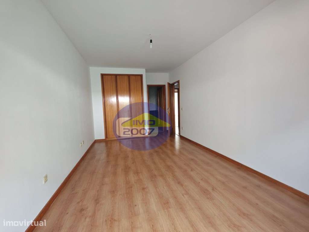 Apartamento T2 com terraço em Canelas-19