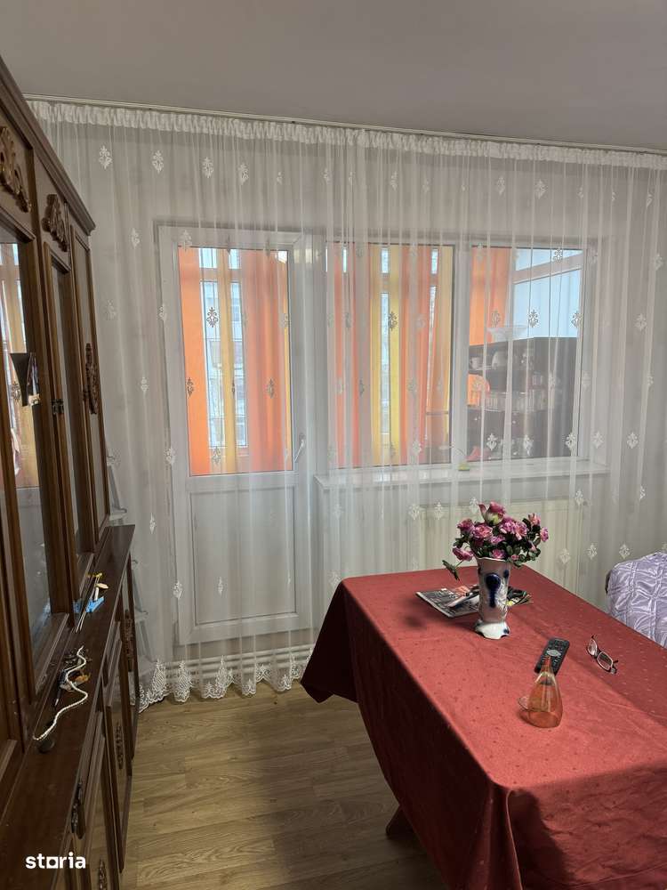 Vand apartament cu 3 camere spatios-5