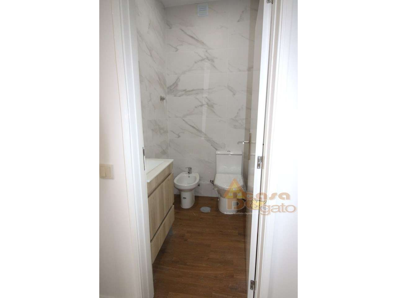 Apartamento Remodelado com boas varandas-5