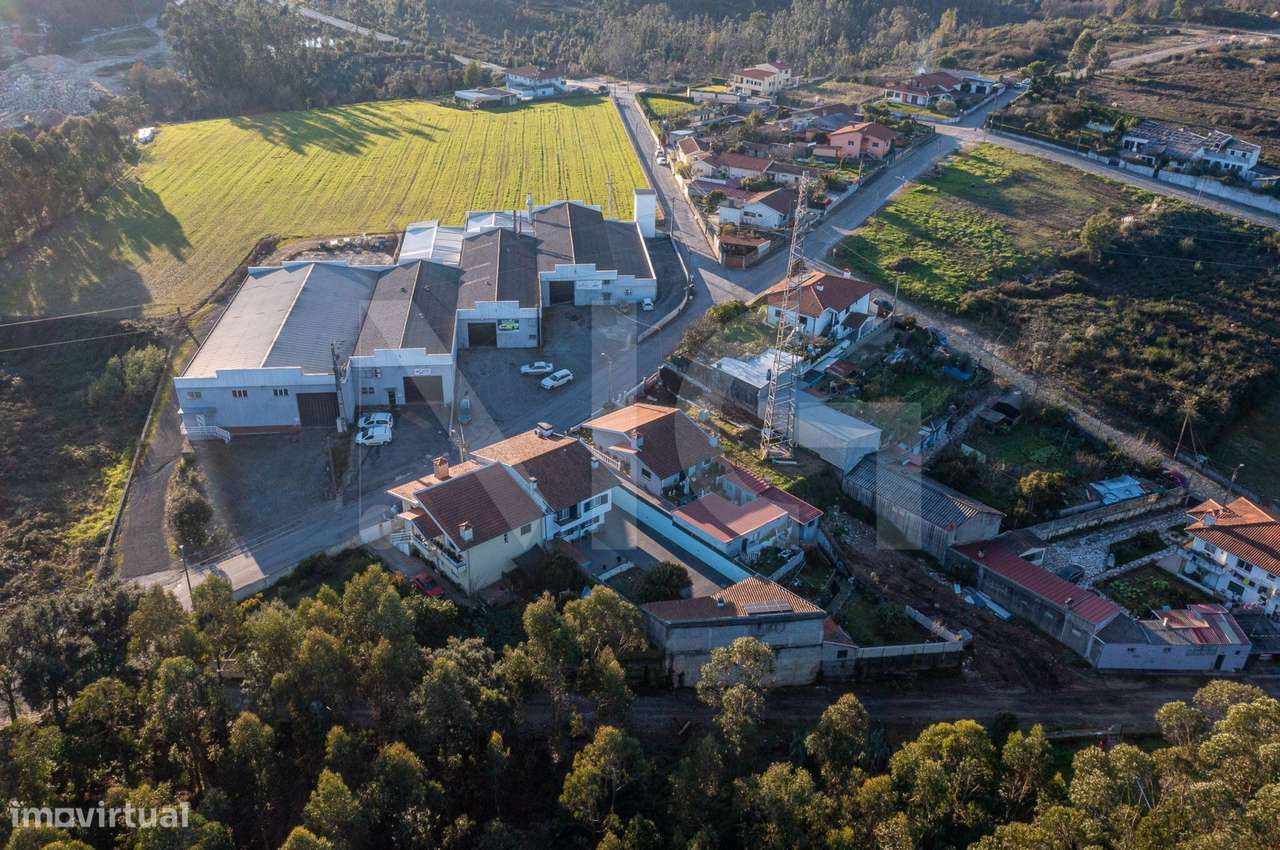 Moradia T4 com pátio, jardim e garagem em Covelas - Trofa-49