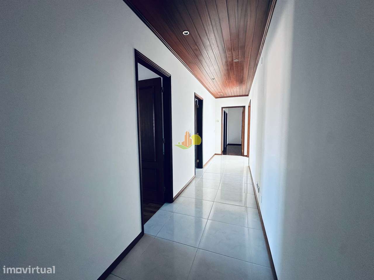 T4 c/ 3 wc´s e garagem - Arrendamento - Grande imagem: 5/37