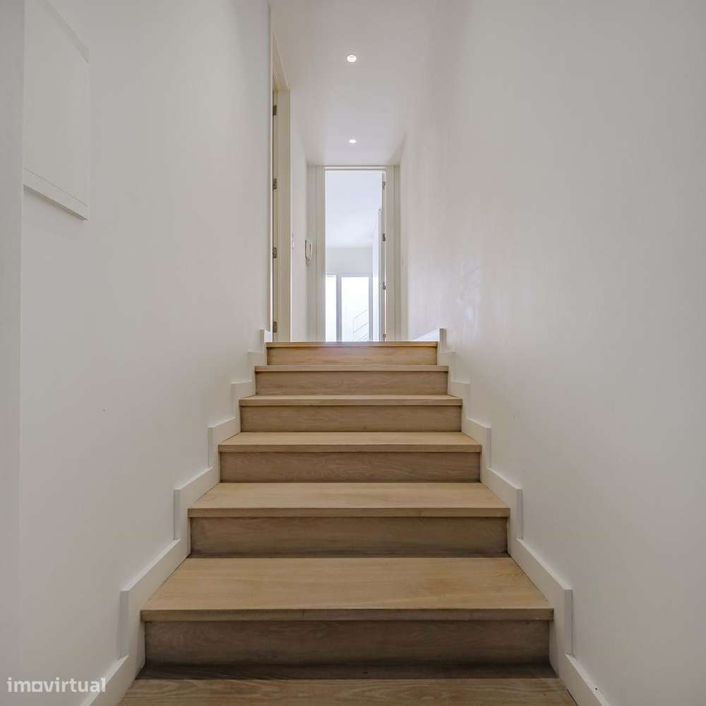 Moradia T4 com Piscina e Terraços Panorâmicos, Parede-52