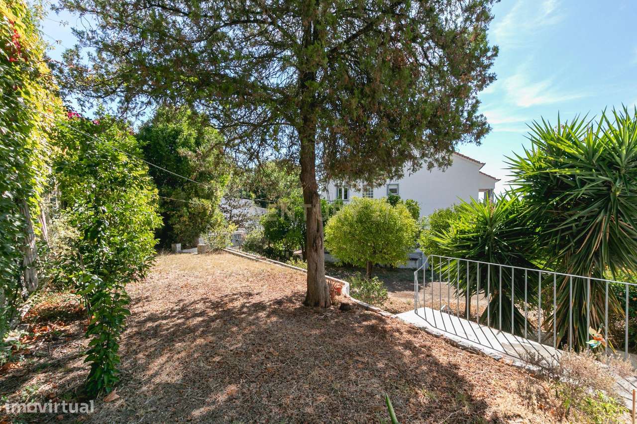 Terreno de 956m2 com duas moradias em Alcântara, Lisboa, uma T4 e T3-7