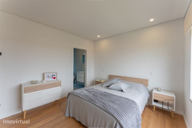 Apartamento T3 como novo, 2 lugares de garagem e 2 arrecadações, Esmor-22