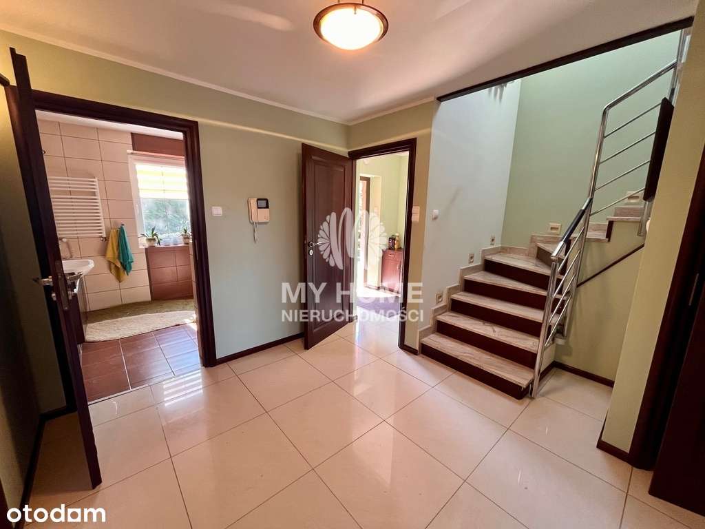 Przestronny Dom z Fotowoltaiką i Ogrodem-10