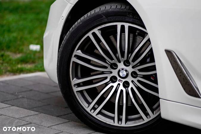 BMW Seria 5 M550i xDrive sport - 17