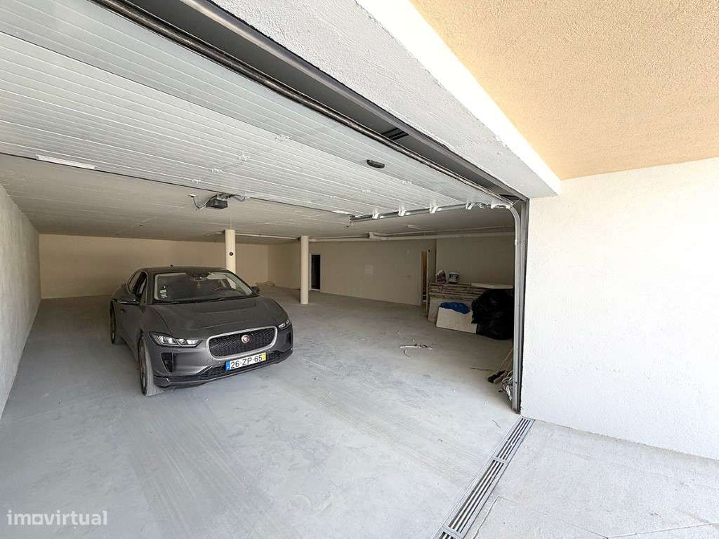 Exclusiva Moradia Isolada T4 com 3 Suítes, Piscina Privada e Garage...-22
