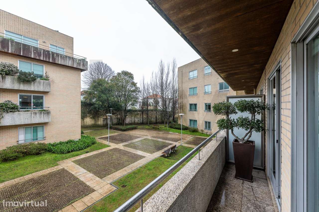Excelente T5  em Condominio Fechado a Marechal Gomes da Costa, Porto-23