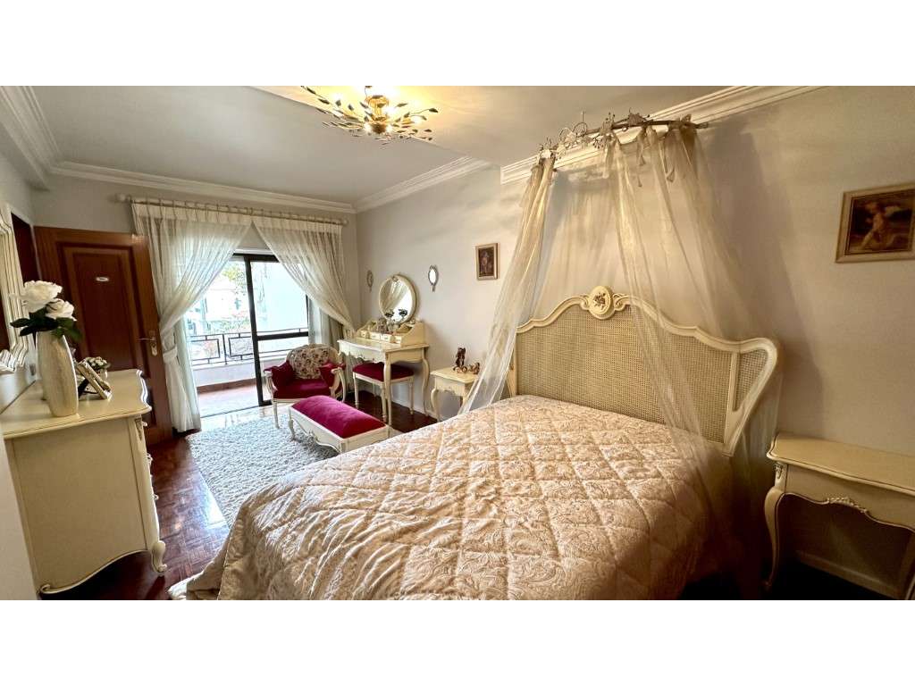 Moradia T5 com Sótão, Jardim Privado e Churrasqueira - Carnaxide-17