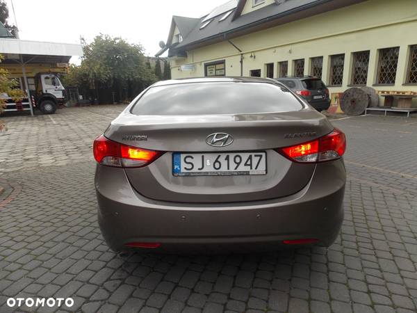 Hyundai Elantra 1.6 Comfort - 6