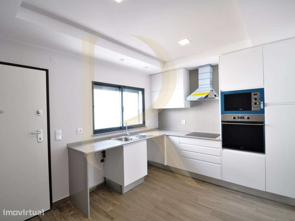 Moradia geminada nova T3 com garagem e terraço na Quinta do Conde-9