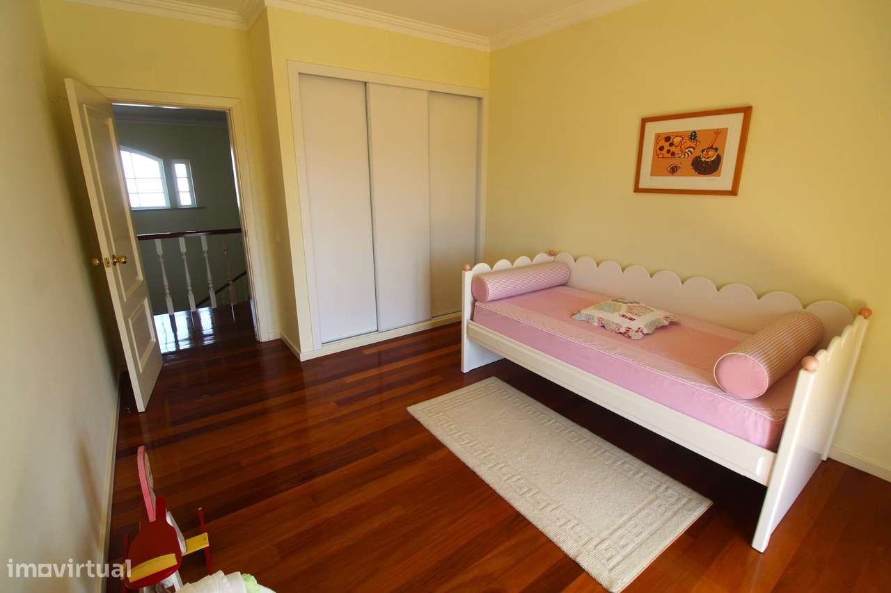 Elegante Moradia T4 Familiar-36