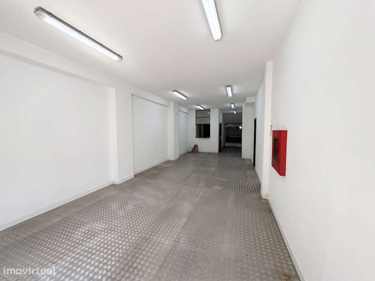 Loja comercial de 162 m2 com montra, no centro do Porto-9