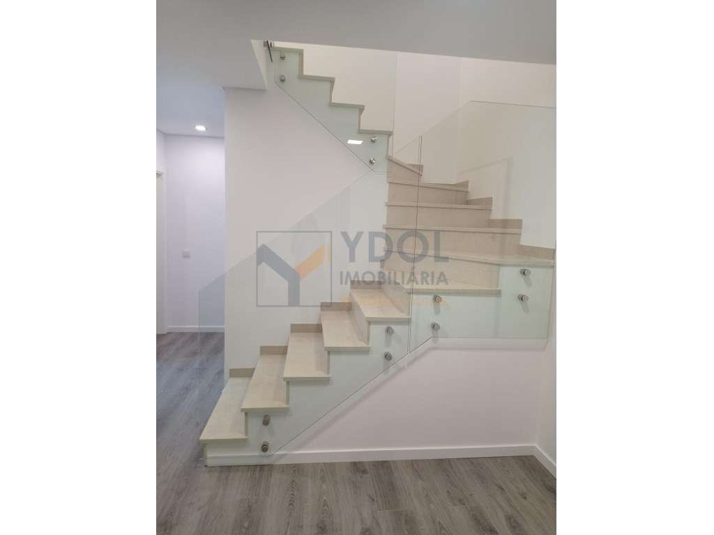 Apartamento T5 Duplex | Garagem Incluída | Montijo-9
