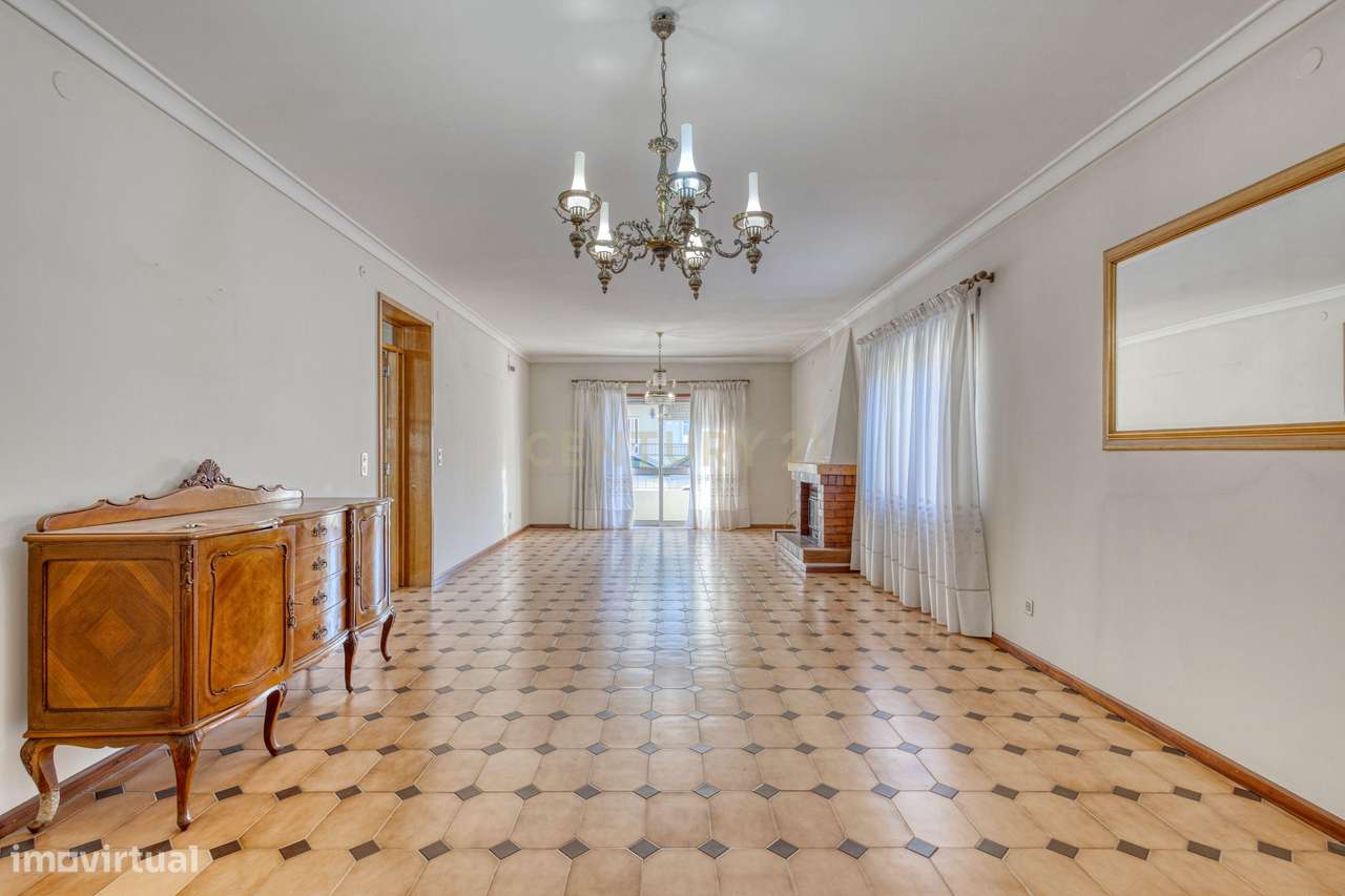 Moradia T3 com 4 frentes e garagem junto a igreja da Santa Rita-15