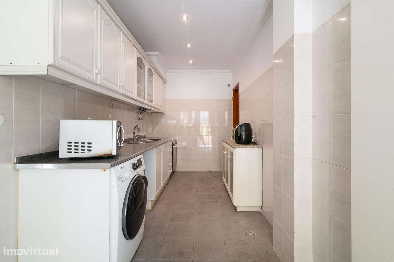 Apartamento T2+1 com Terraço no Centro de Odivelas-5